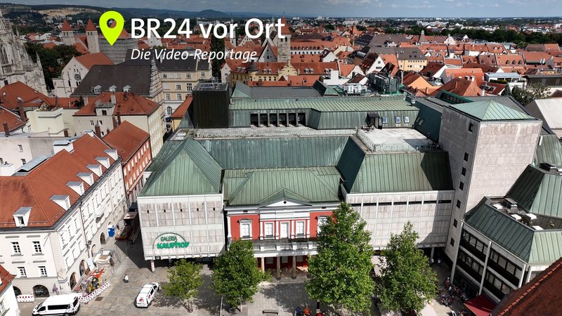 Die ehemalige Galeria Kaufhof-Filiale am Regensburger Neupfarrplatz. | Bild: Bildrechte: BR/ Montage: Sebastian Grosser Die ehemalige Galeria Kaufhof-Filiale am Regensburger Neupfarrplatz.