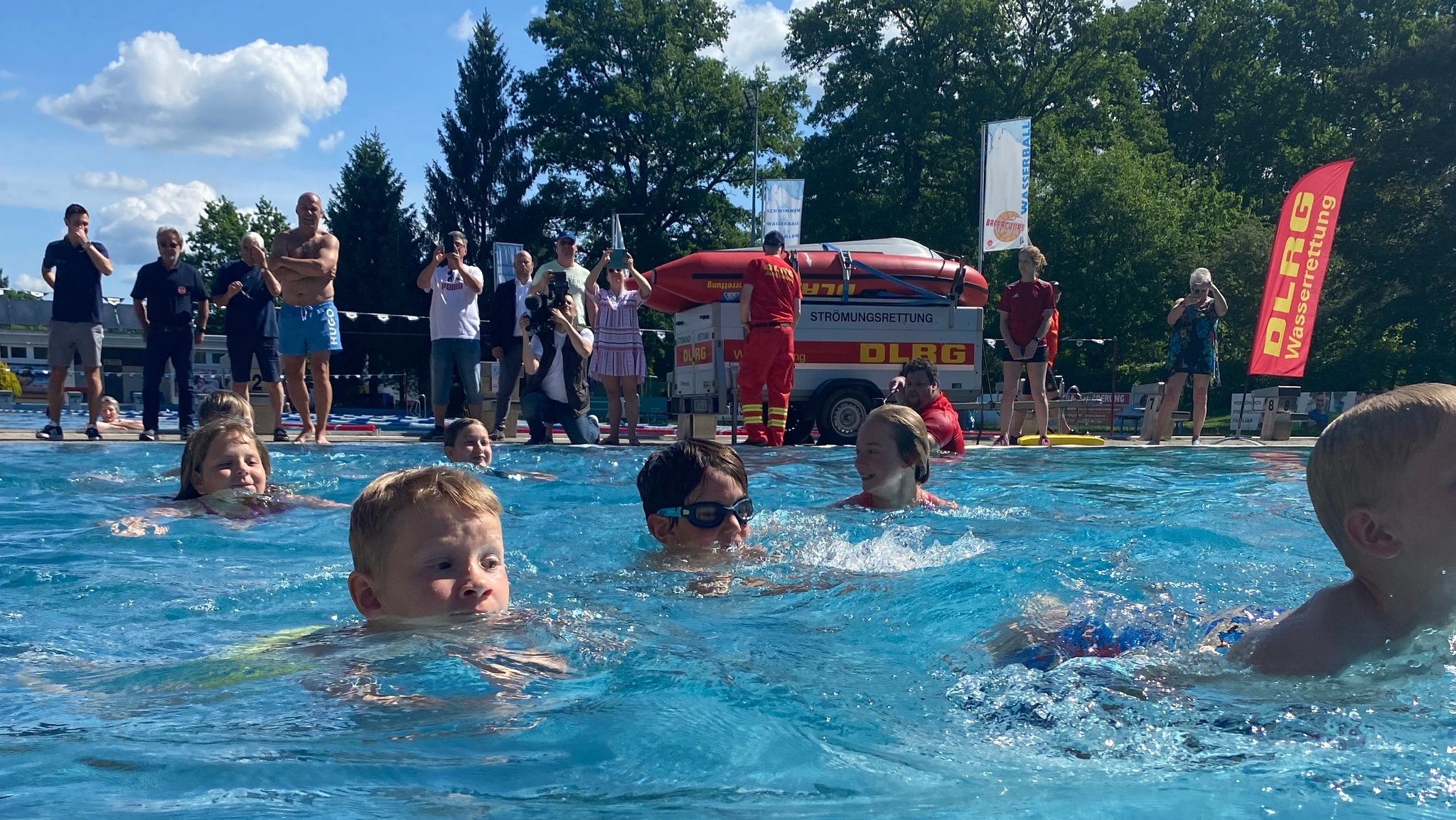 Kinder schwimmen im Becken