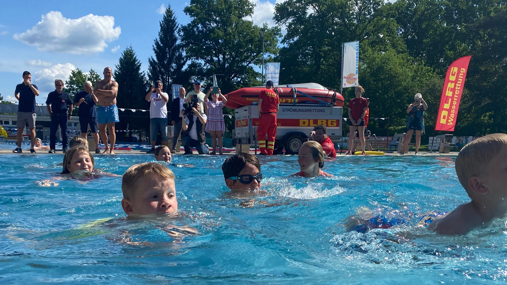 Kinder schwimmen im Becken