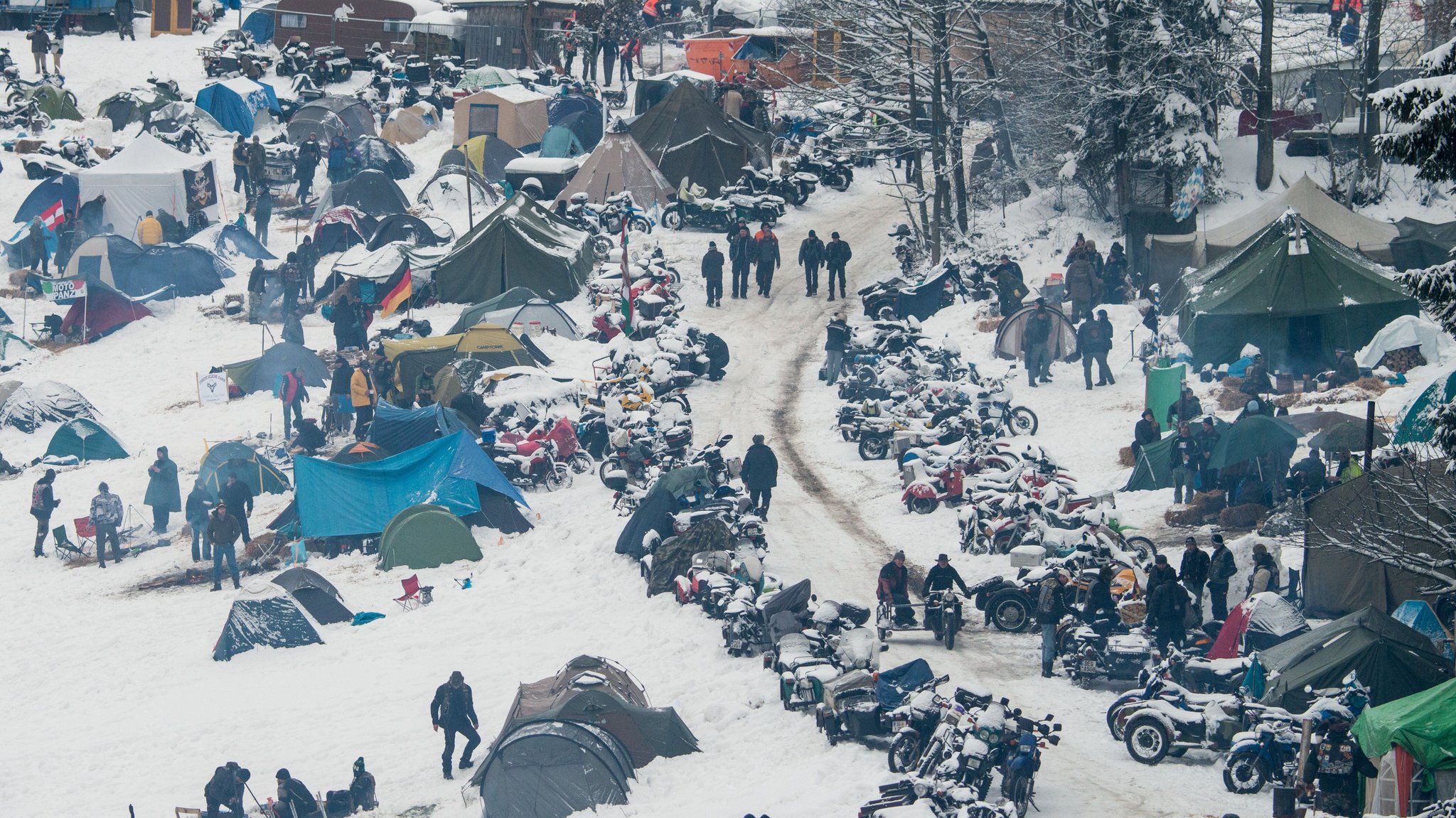 Motorräder und Zelte im Schnee beim Elefantentreffen in Thurmansbang. | Bild: picture alliance/dpa/Armin Weigel Motorräder und Zelte im Schnee beim Elefantentreffen in Thurmansbang.