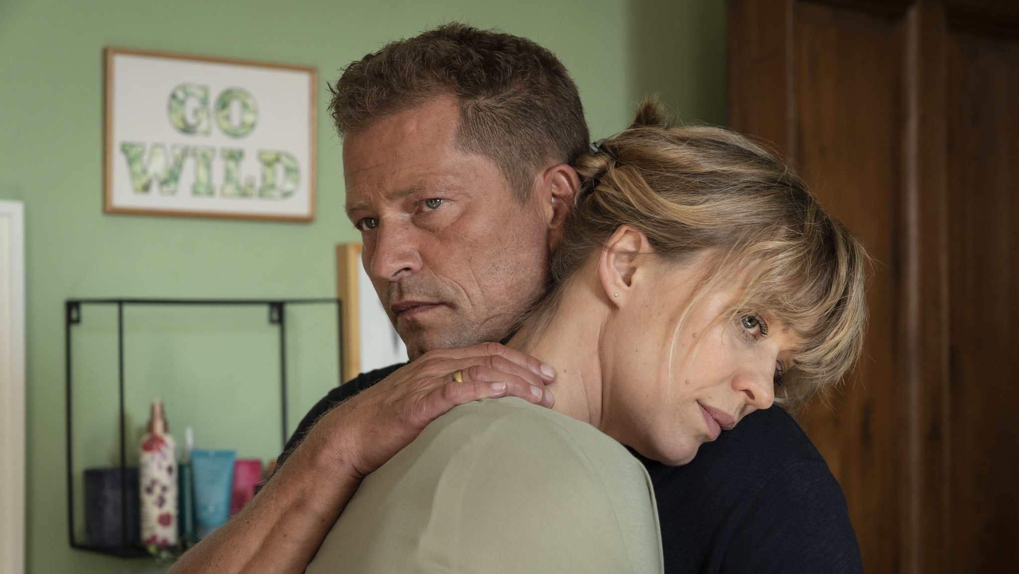 Die Tochter schwer krank, die Sorge lähmt: Til Schweiger und Heike Makatsch als Eltern in "Gott, Du kannst ein Arsch sein!" (Filmszene).