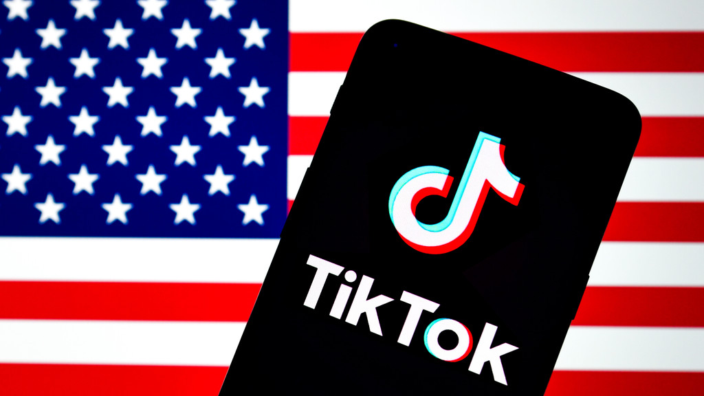 TikTok-Logo vor US-Fahne