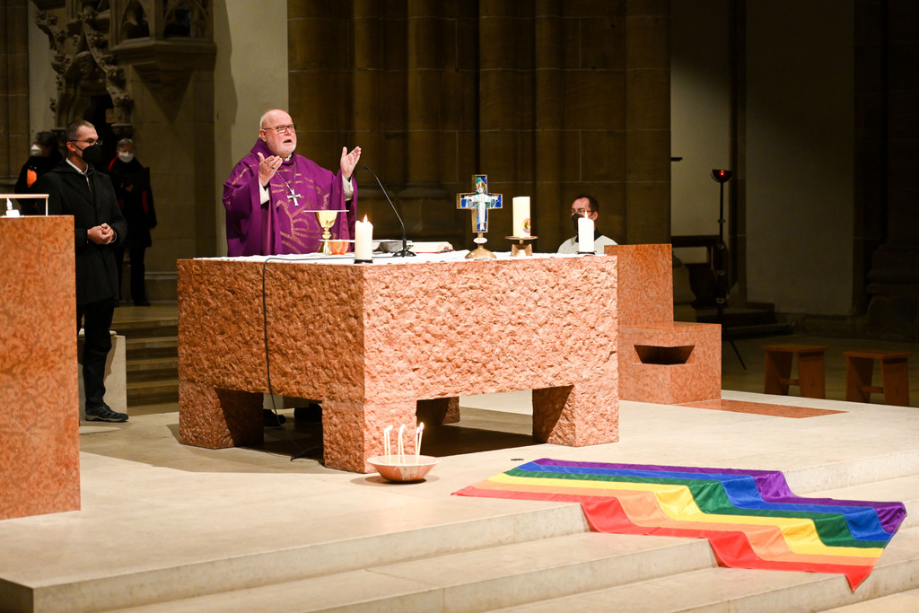 Der Münchner Erzbischof, Kardinal Reinhard Marx, hält in der Paulskirche einen Queer-Gottesdienst.