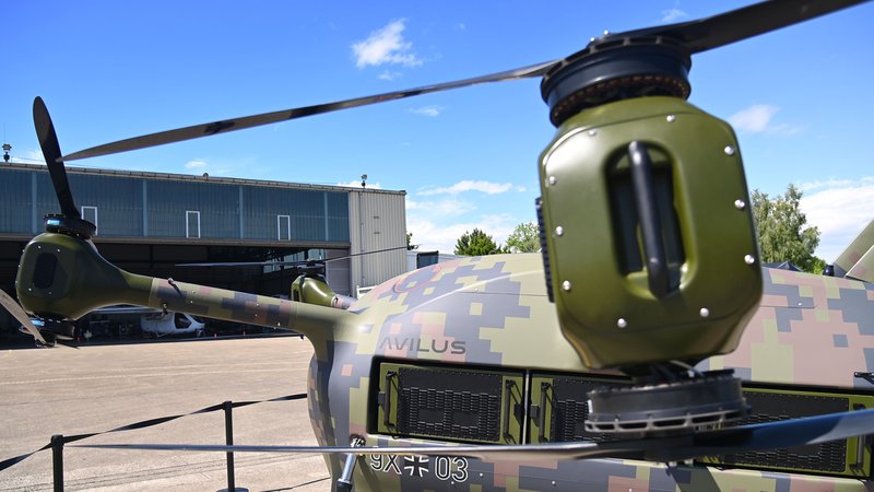 Archivbild, 22.07.2025: Eine Rettungsdrohne steht am "Innovationslabor" in Erding | Bild: picture alliance / SvenSimon | Frank Hoermann / SVEN SIMON Archivbild, 22.07.2025: Eine Rettungsdrohne steht am "Innovationslabor" in Erding