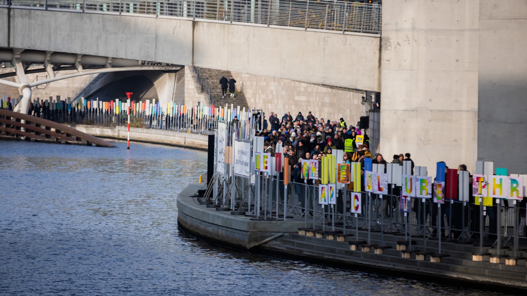 Eine Ausstellung zeichnet entlang der Spree den Weg der Berliner Mauer nach (Spiegelung in Bildschirm). 