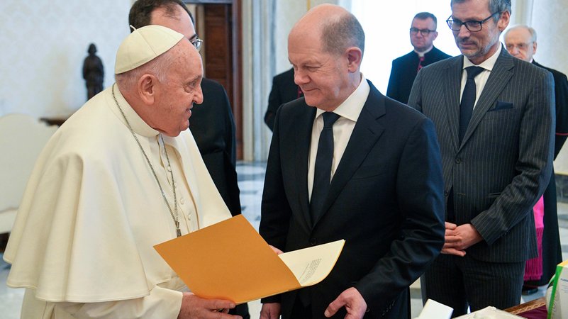 2024 traf der geschäftsführende Bundeskanzler Olaf Scholz Papst Franziskus in Rom. | Bild: picture alliance / Hans Lucas | Vatican Media 2024 traf der geschäftsführende Bundeskanzler Olaf Scholz Papst Franziskus in Rom.