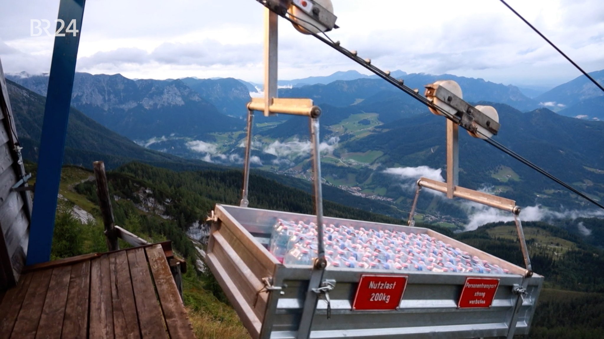 Materialseilbahn bringt Trinkwasser in Flaschen zur Hütte