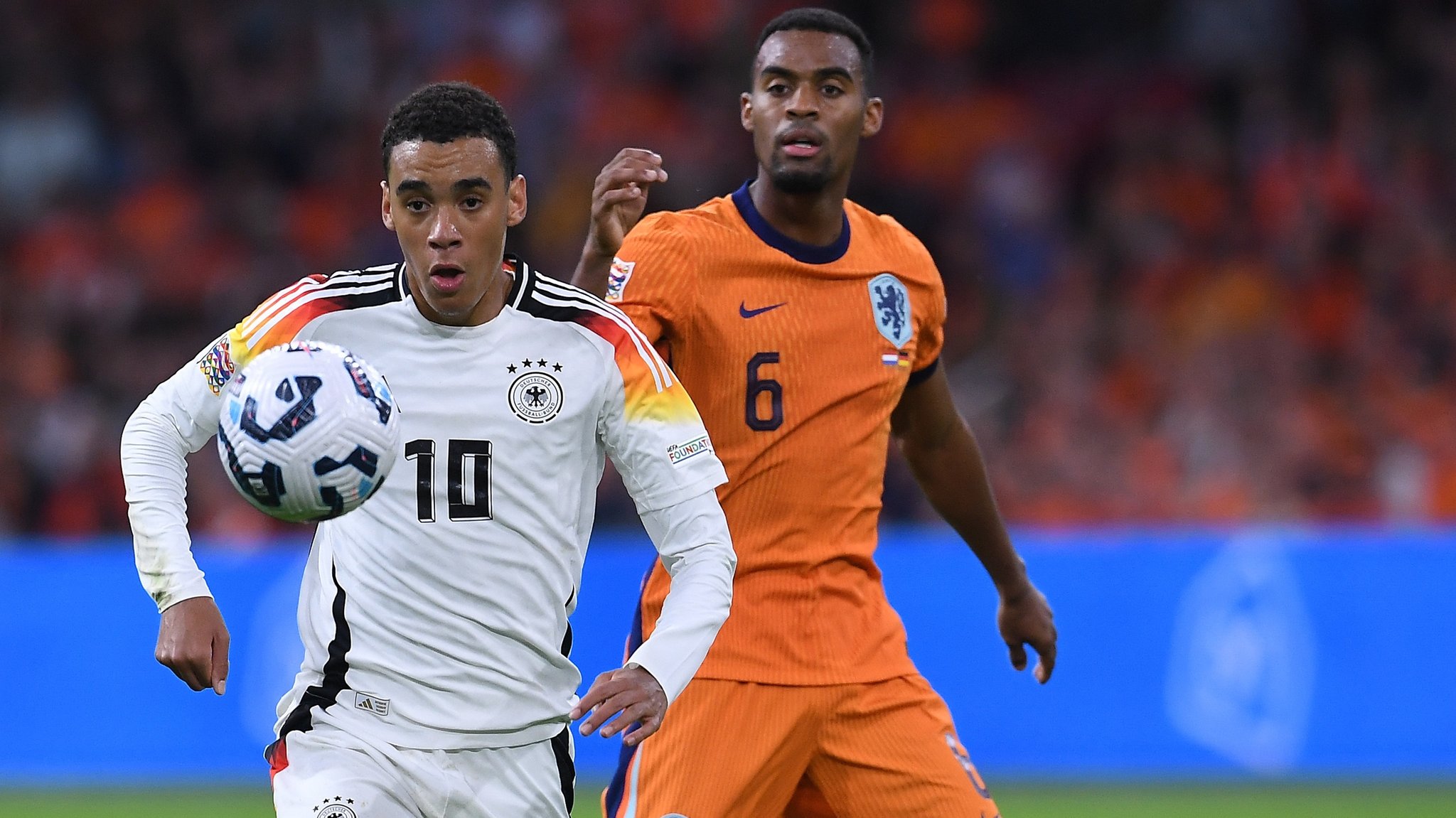 Jamal Musiala (l.) und Ryan Gravenberch in der Nations-League-Partie Niederlande - Deutschland