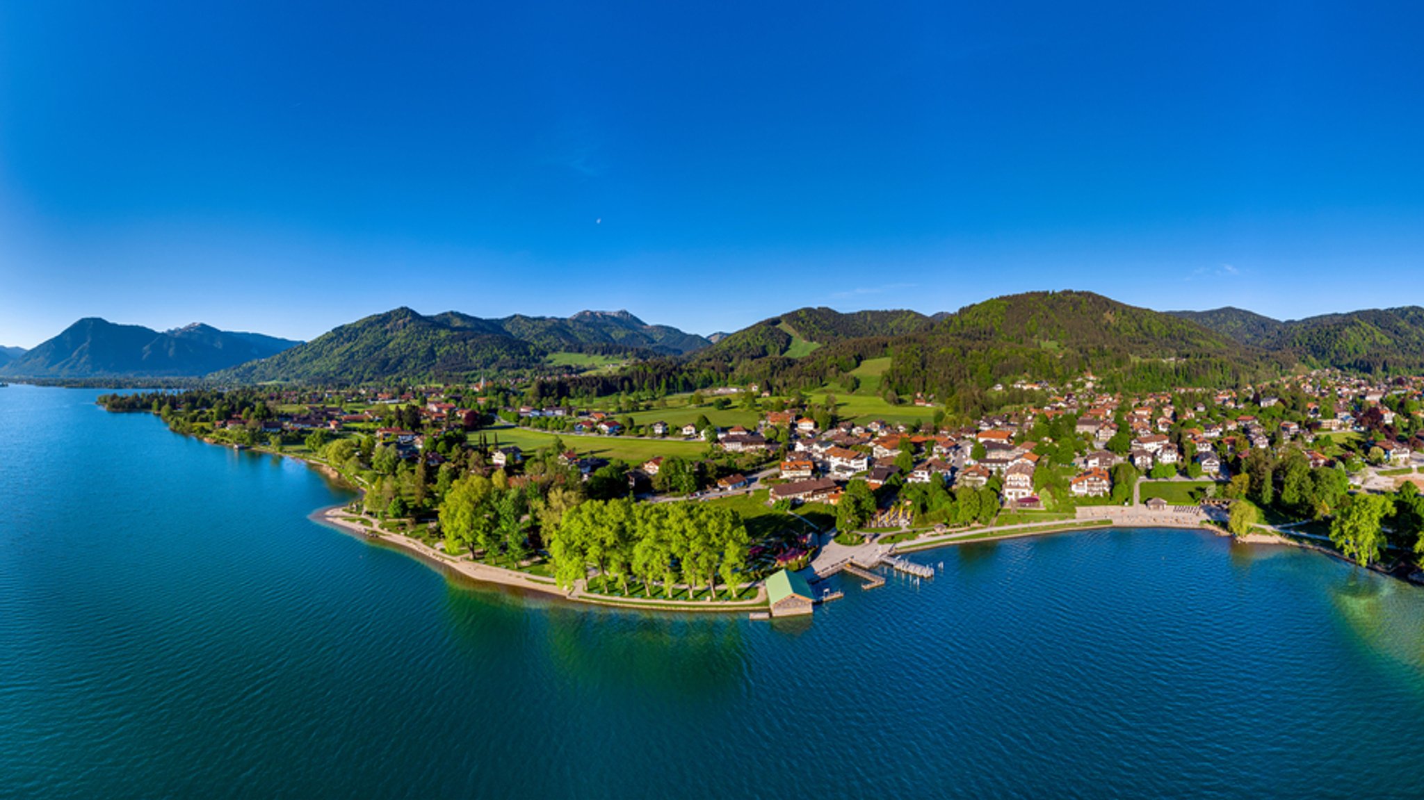 Luftaufnahme von Bad Wiessee am Tegernsee.