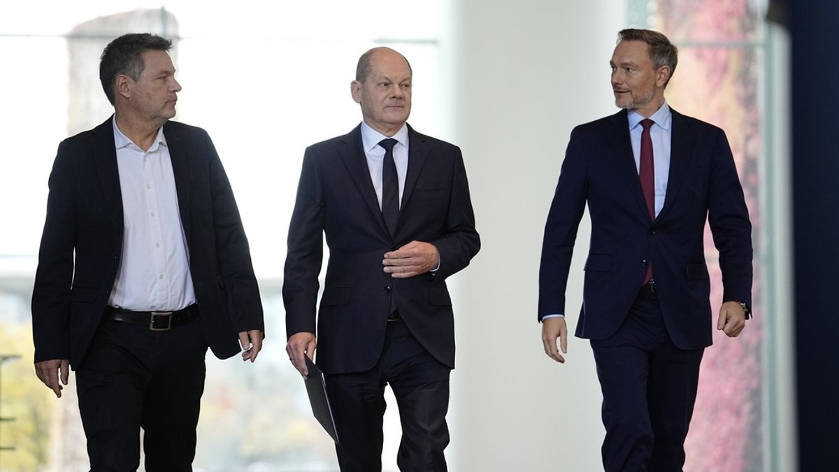 Christian Lindner (r), Bundesfinanzminister, Bundeskanzler Olaf Scholz (M) und Robert Habeck, Bundesminister für Wirtschaft und Klimaschutz