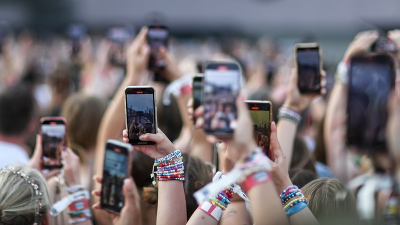 Fans halten während der Show von Taylor Swift im Münchner Olympiastadion Smartphones in die Luft. | Bild: picture alliance / SZ Photo | Leonhard Simon Fans halten während der Show von Taylor Swift im Münchner Olympiastadion Smartphones in die Luft.