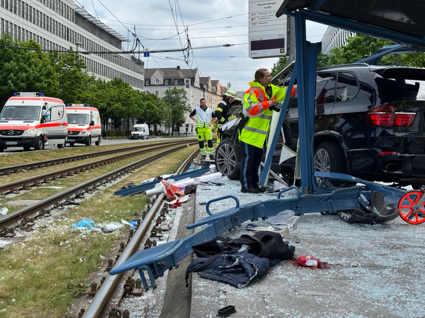 Auto fährt in Haltestelle - Großeinsatz für Rettungskräfte in München