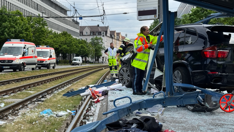 Auto fährt in Haltestelle - Großeinsatz für Rettungskräfte in München | Bild: BR/Ramona Dinauer Auto fährt in Haltestelle - Großeinsatz für Rettungskräfte in München