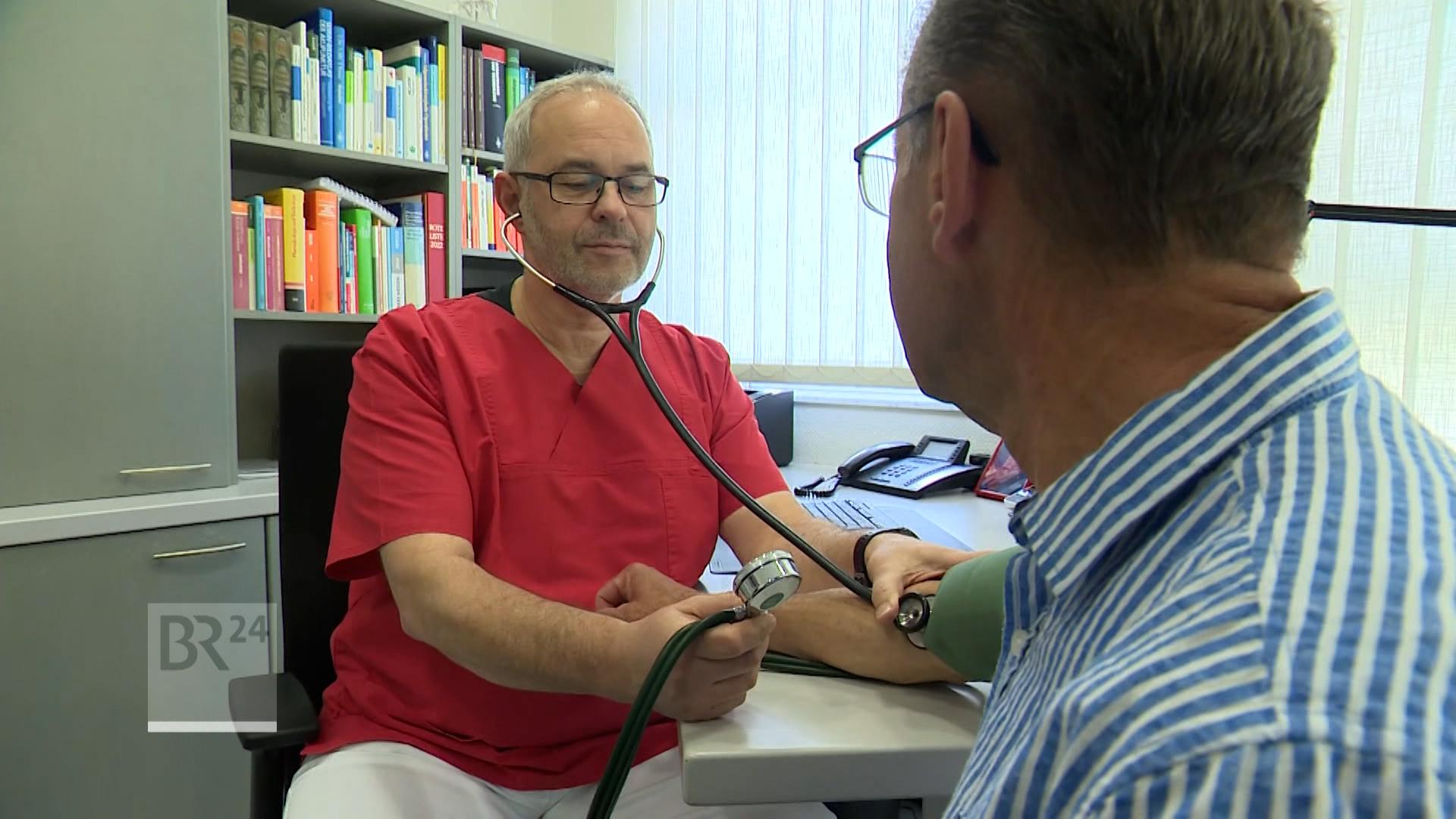 Schnelle Datenbanken statt dicker Papier-Mappen: Deutschland stellt bei den Krankenakten für Patienten um auf digital.