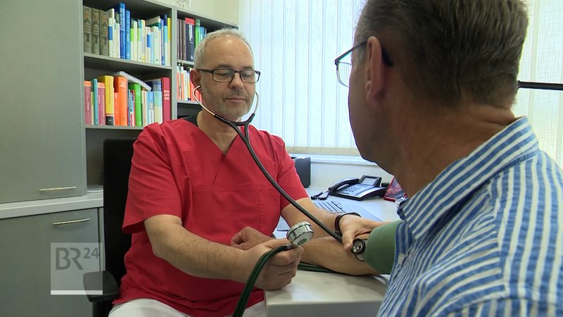 Schnelle Datenbanken statt dicker Papier-Mappen: Deutschland stellt bei den Krankenakten für Patienten um auf digital. | Bild: BR 2025 Schnelle Datenbanken statt dicker Papier-Mappen: Deutschland stellt bei den Krankenakten für Patienten um auf digital.