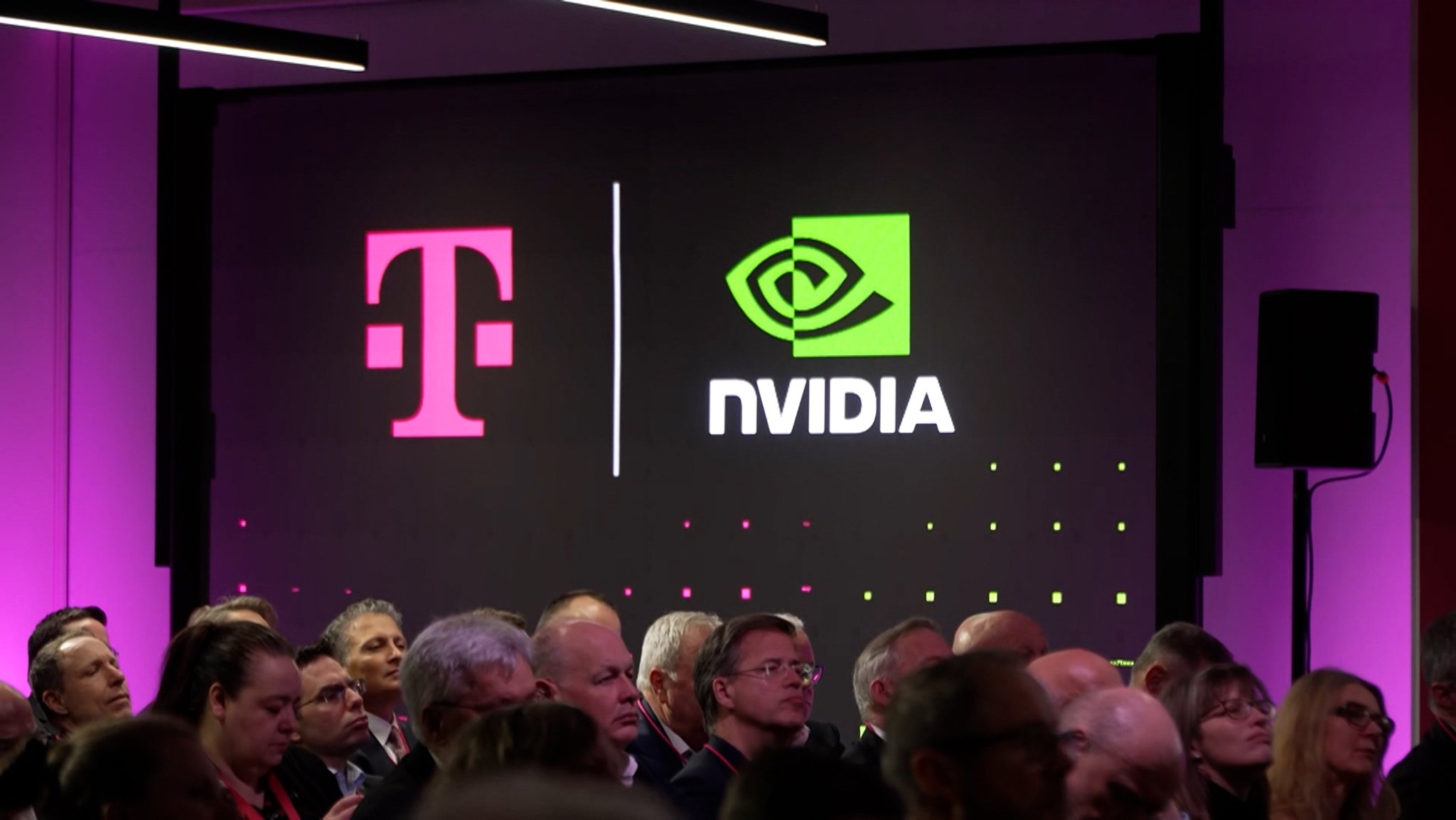 Zahlreiche Gäste verfolgen die feierliche Eröffnung der KI-Fabrik der Telekom in München.