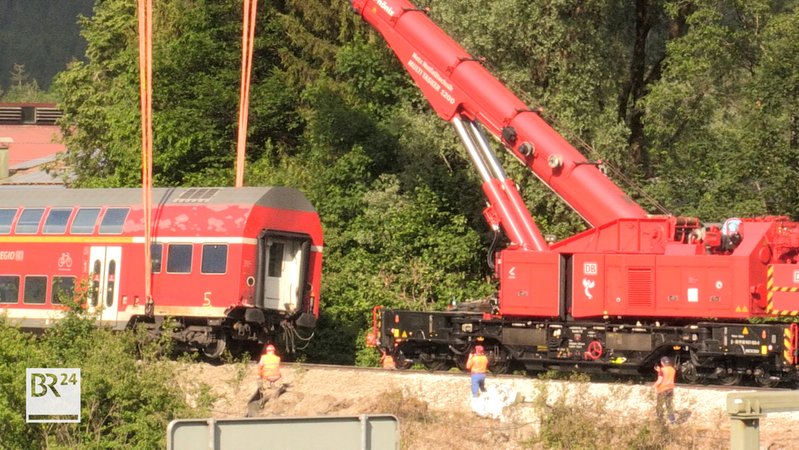 Nach dem schweren Zugunglück in Garmisch-Partenkirchen hat die Bergung letzter Zugteile begonnen.