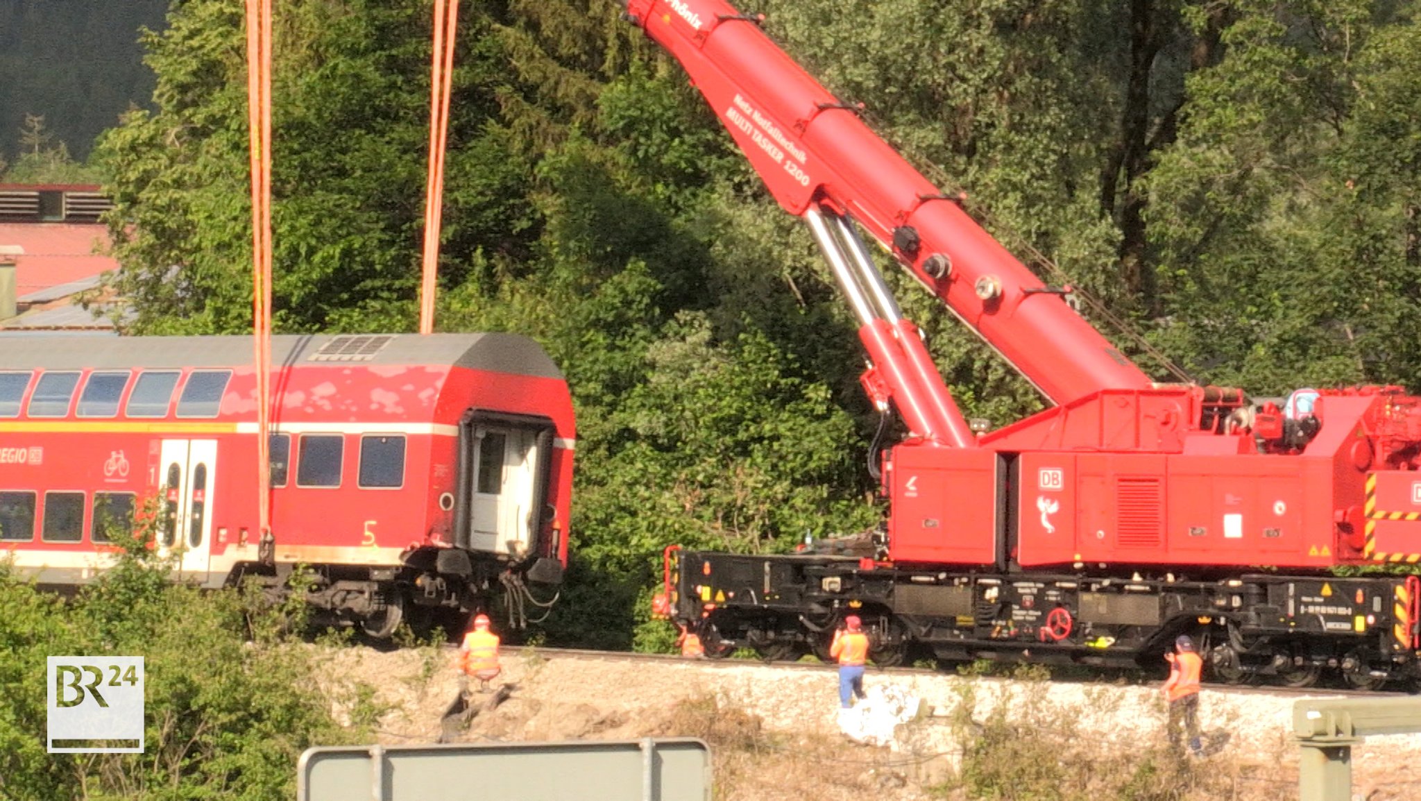 Bergung nach dem Zugunglück: Spezialkran im Einsatz