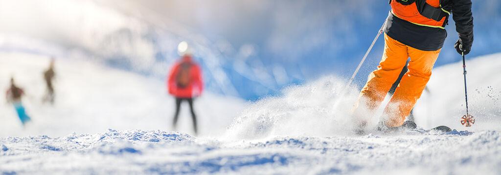Ein Skifahrer auf der Piste.