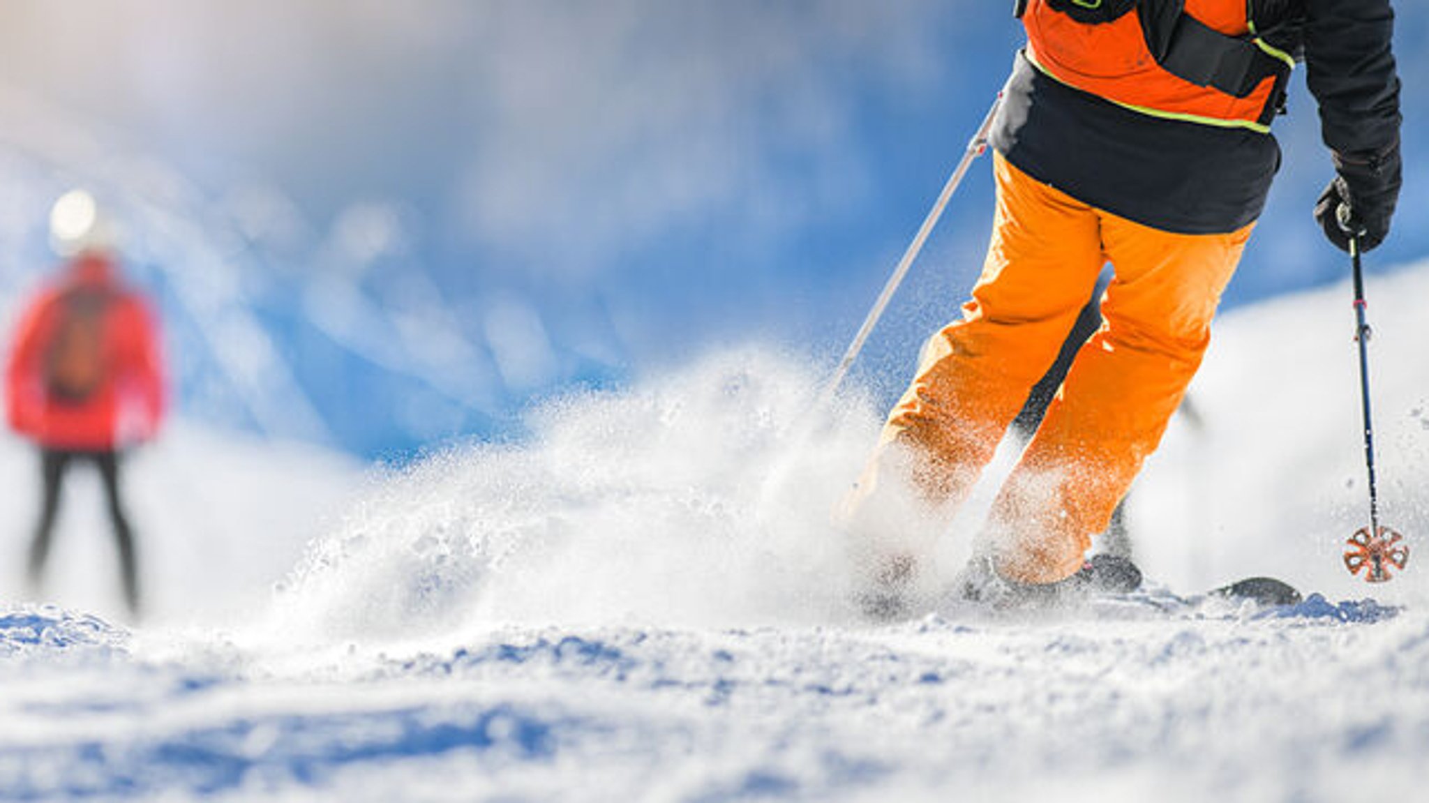 Ein Skifahrer auf der Piste.