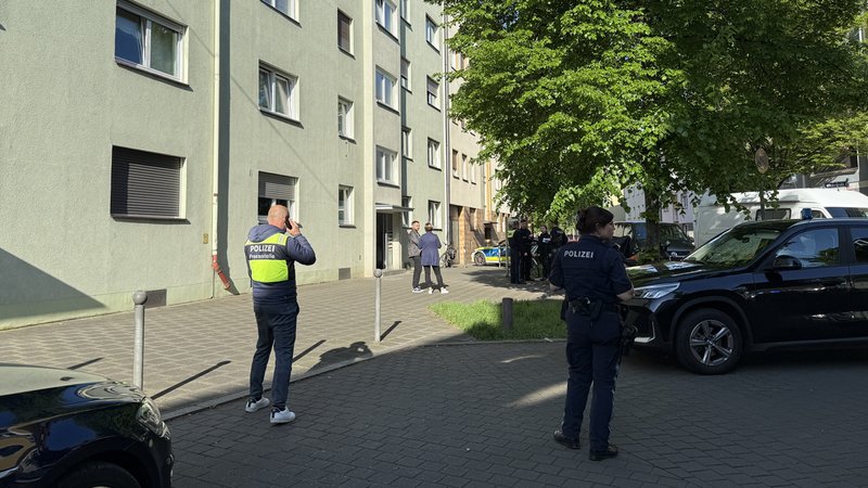 Polizisten vor dem Tatort in der Nürnberger Wiesenstraße | Bild: Vifogra Polizisten vor dem Tatort in der Nürnberger Wiesenstraße