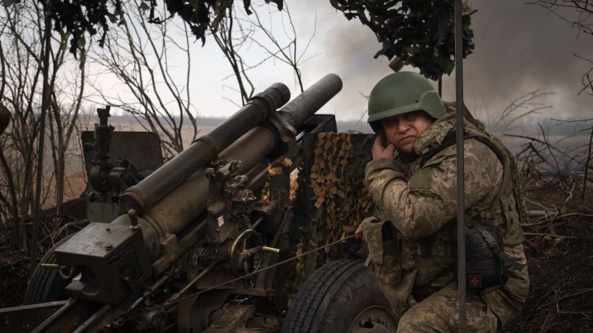 22.03.2024, Ukraine, Awdijiwka: Ukrainische Soldaten der 71. Jägerbrigade feuern eine Haubitze M101 auf russische Stellungen an der Frontlinie ab.