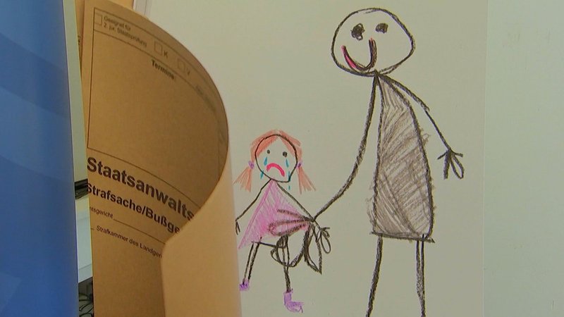 Ein gemaltes Kinderbild zeigt ein weinendes Mädchen, das von einem Mann angefasst wird. | Bild: Bayerischer Rundfunk 2024 Ein gemaltes Kinderbild zeigt ein weinendes Mädchen, das von einem Mann angefasst wird.