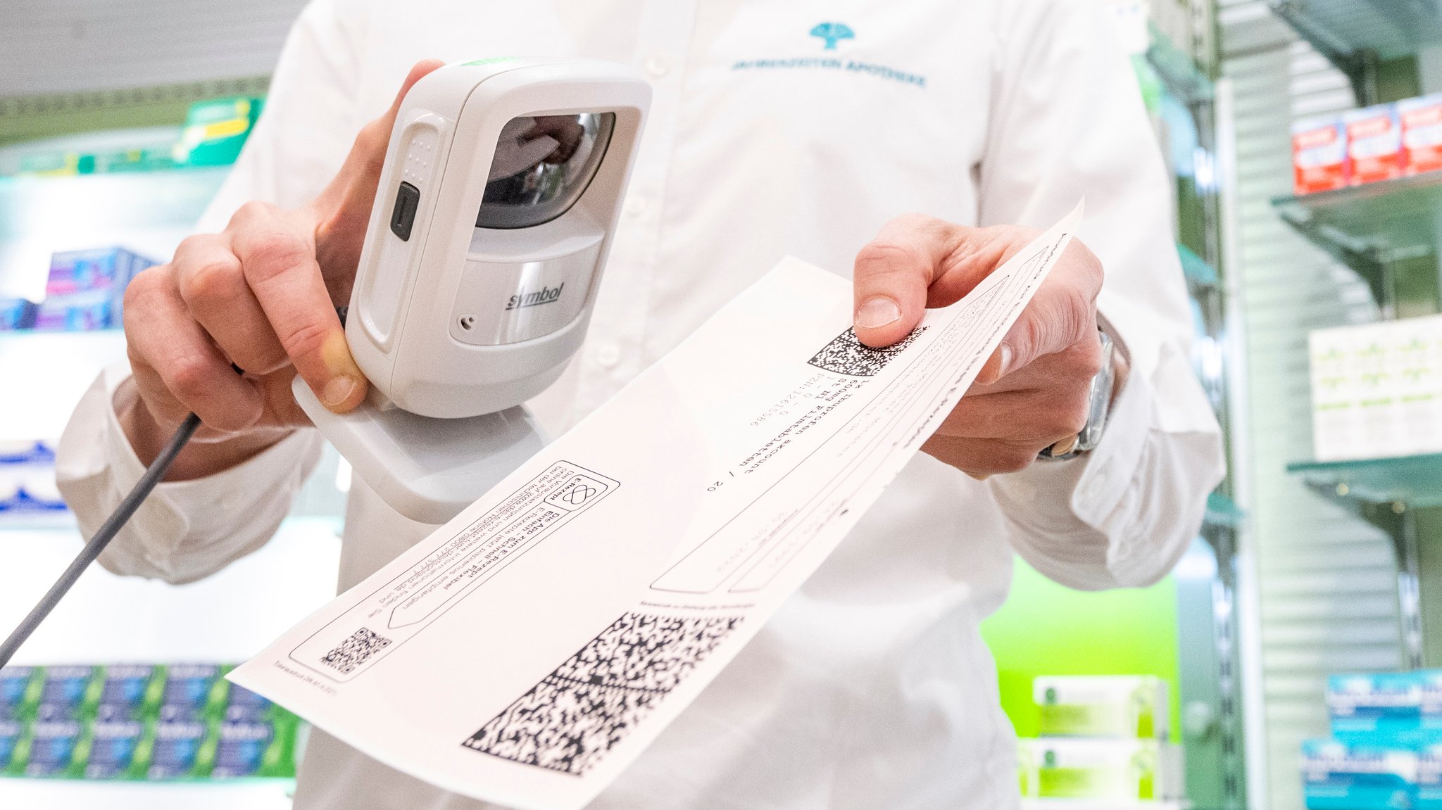 Apotheker scannt den QR-Code eines E-Rezepts ein