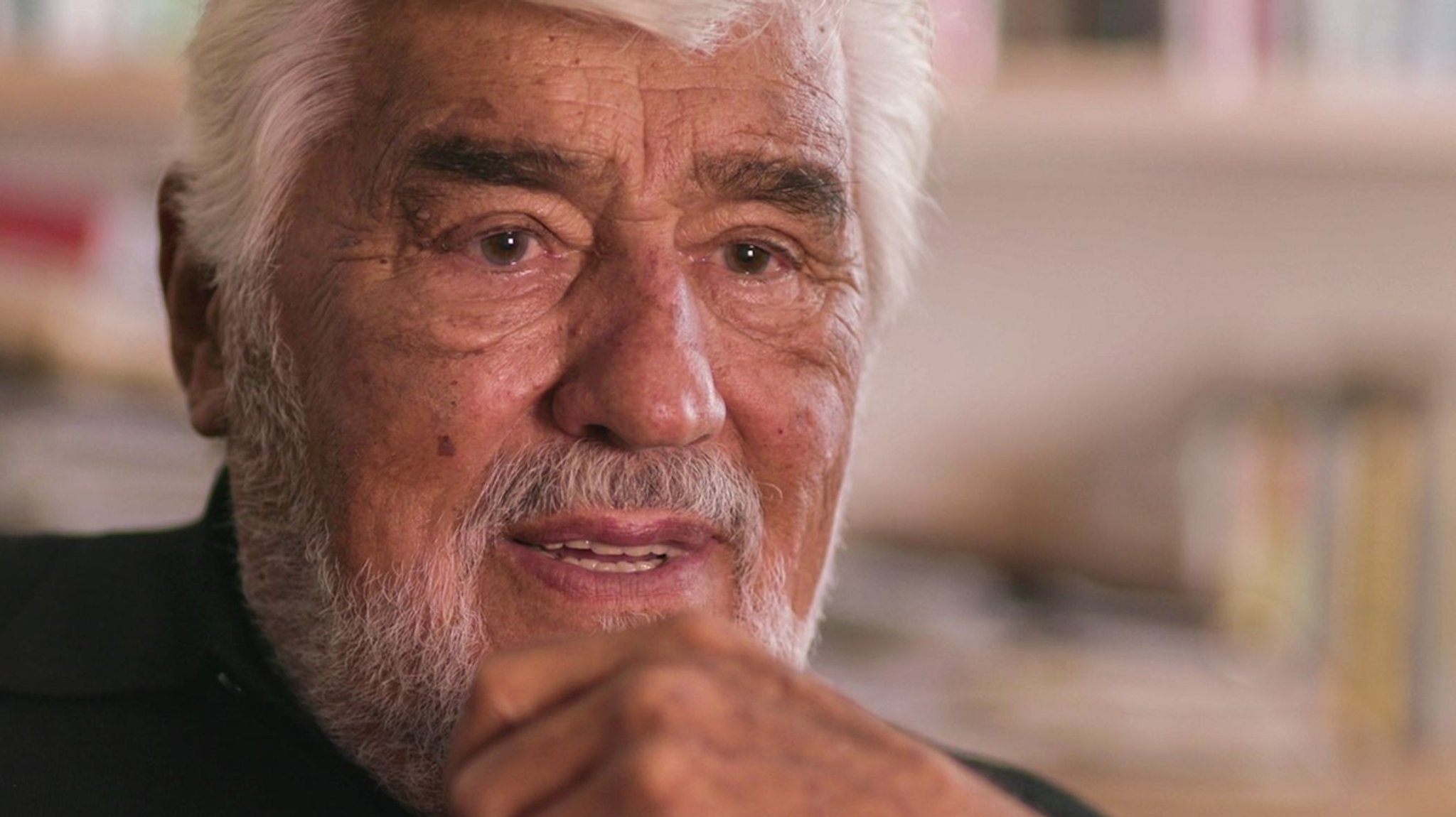 Dem Altmeister ganz nah: "Es hätte schlimmer kommen können - Mario Adorf"-Filmszene