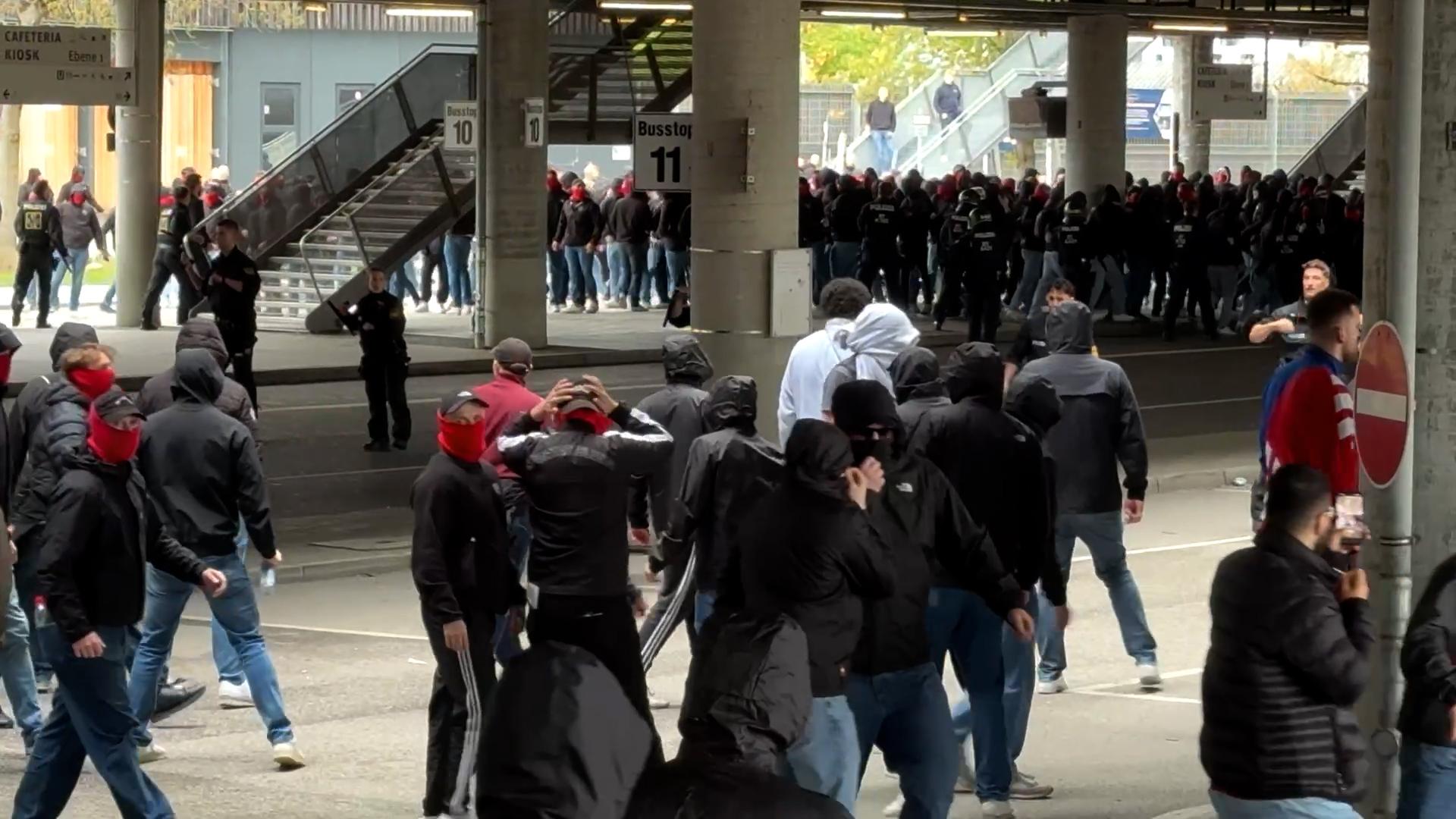 Fans des FC Bayern München und des VfB Stuttgart haben sich vor dem Spiel in München eine Massenschlägerei geliefert.