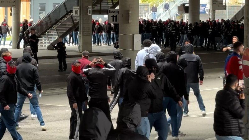 Fans des FC Bayern München und des VfB Stuttgart haben sich vor dem Spiel in München eine Massenschlägerei geliefert. | Bild: Bayerischer Rundfunk 2026 Fans des FC Bayern München und des VfB Stuttgart haben sich vor dem Spiel in München eine Massenschlägerei geliefert.