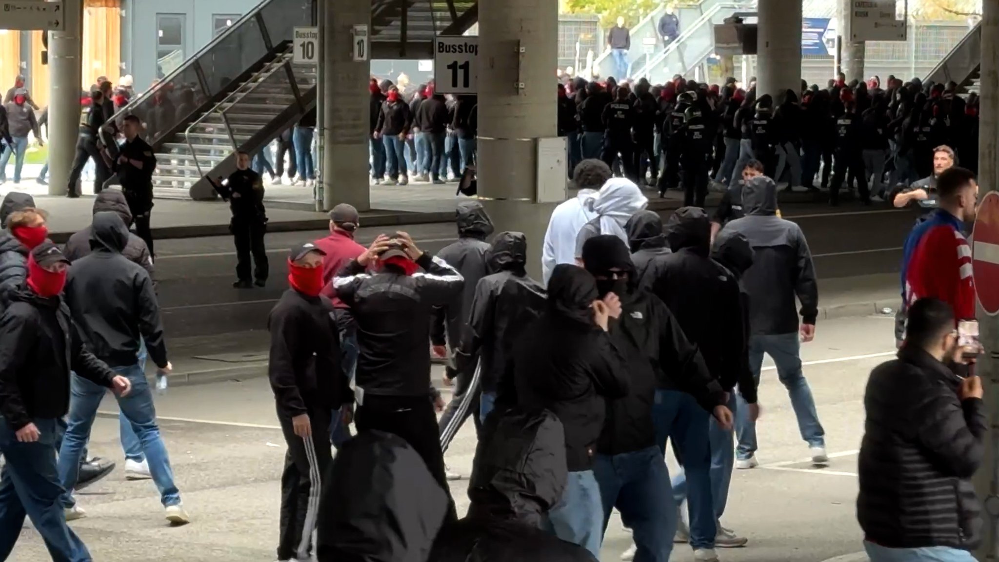 Fans des FC Bayern München und des VfB Stuttgart haben sich vor dem Spiel in München eine Massenschlägerei geliefert.