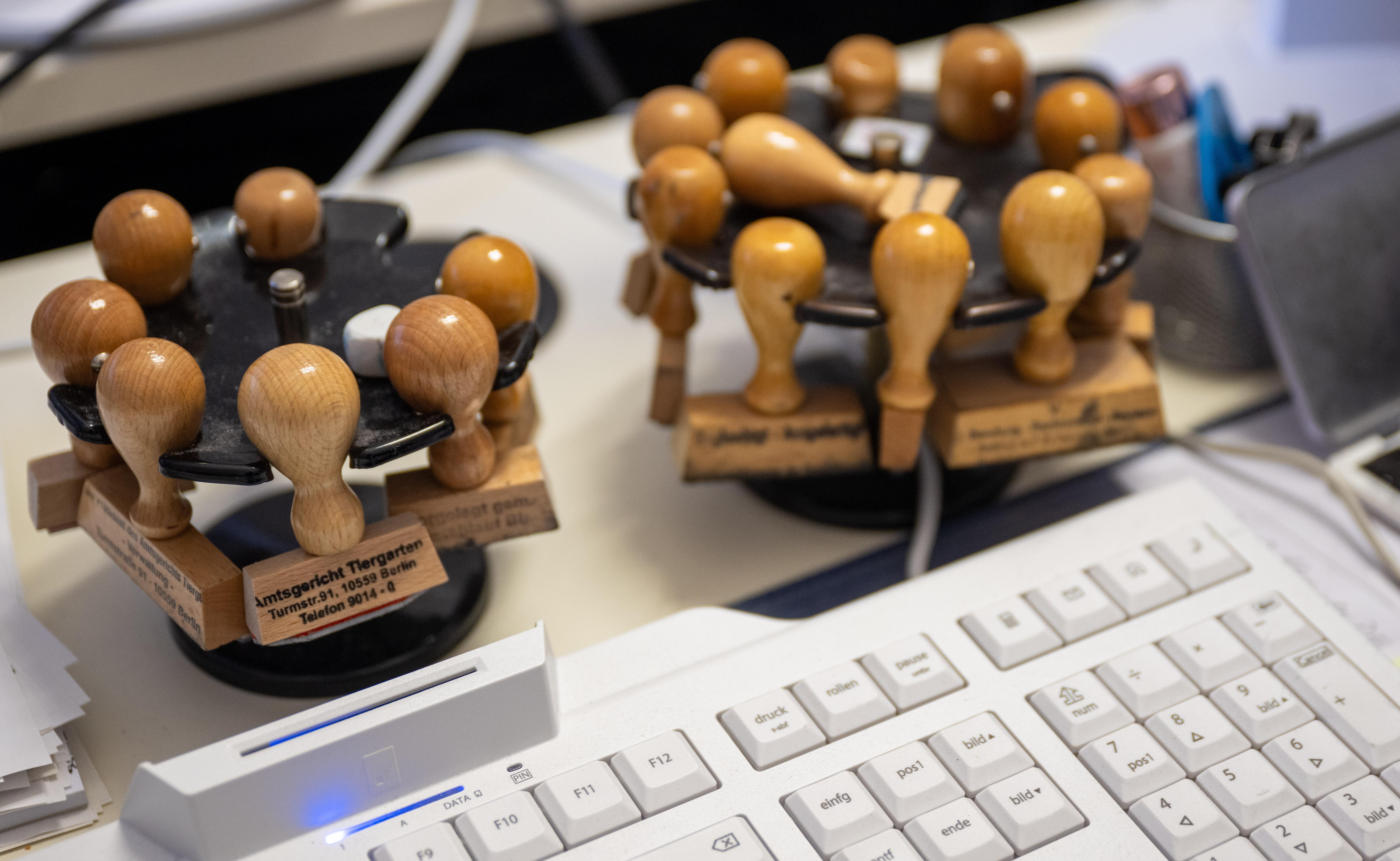 (Symbolbild) Stempel neben Tastatur