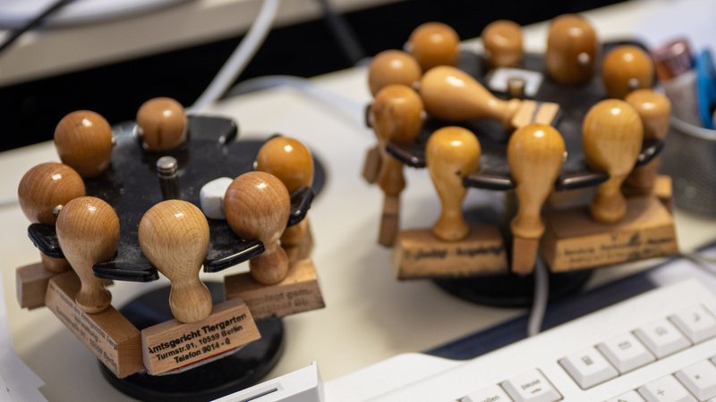 (Symbolbild) Stempel neben Tastatur | Bild: picture alliance/dpa | Monika Skolimowska (Symbolbild) Stempel neben Tastatur