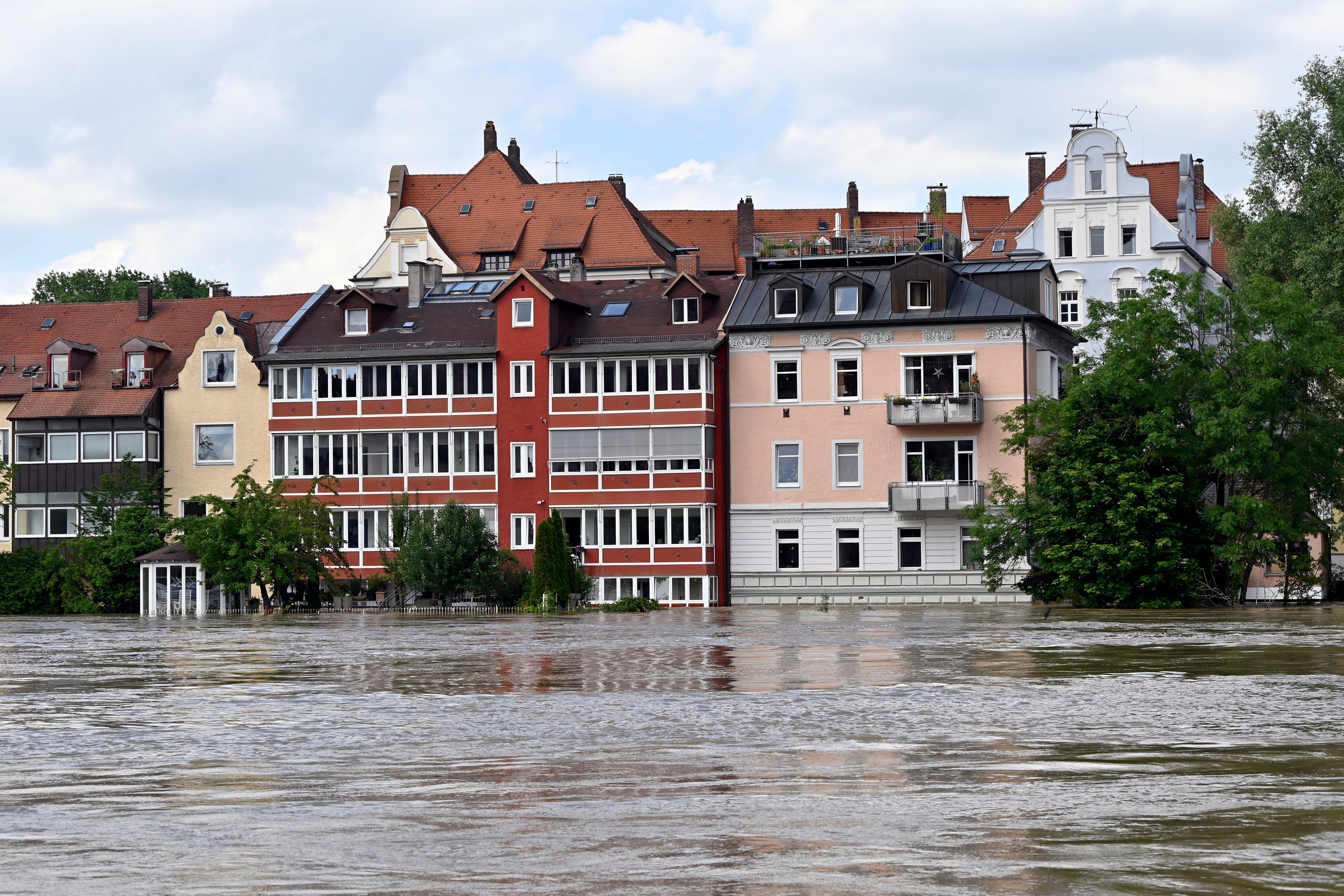 Aus den ostbayerischen Hochwasser-Gebieten kommen vorsichtige Signale der Entspannung. Doch immer noch gilt in einigen Kommunen die höchste Warnstufe 4 (Archivbild vom 04.06.) 