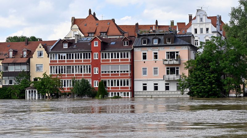 Aus den ostbayerischen Hochwasser-Gebieten kommen vorsichtige Signale der Entspannung. Doch immer noch gilt in einigen Kommunen die höchste Warnstufe 4 (Archivbild vom 04.06.) | Bild: picture alliance / Panama Pictures | Dwi Anoraganingrum Aus den ostbayerischen Hochwasser-Gebieten kommen vorsichtige Signale der Entspannung. Doch immer noch gilt in einigen Kommunen die höchste Warnstufe 4 (Archivbild vom 04.06.)