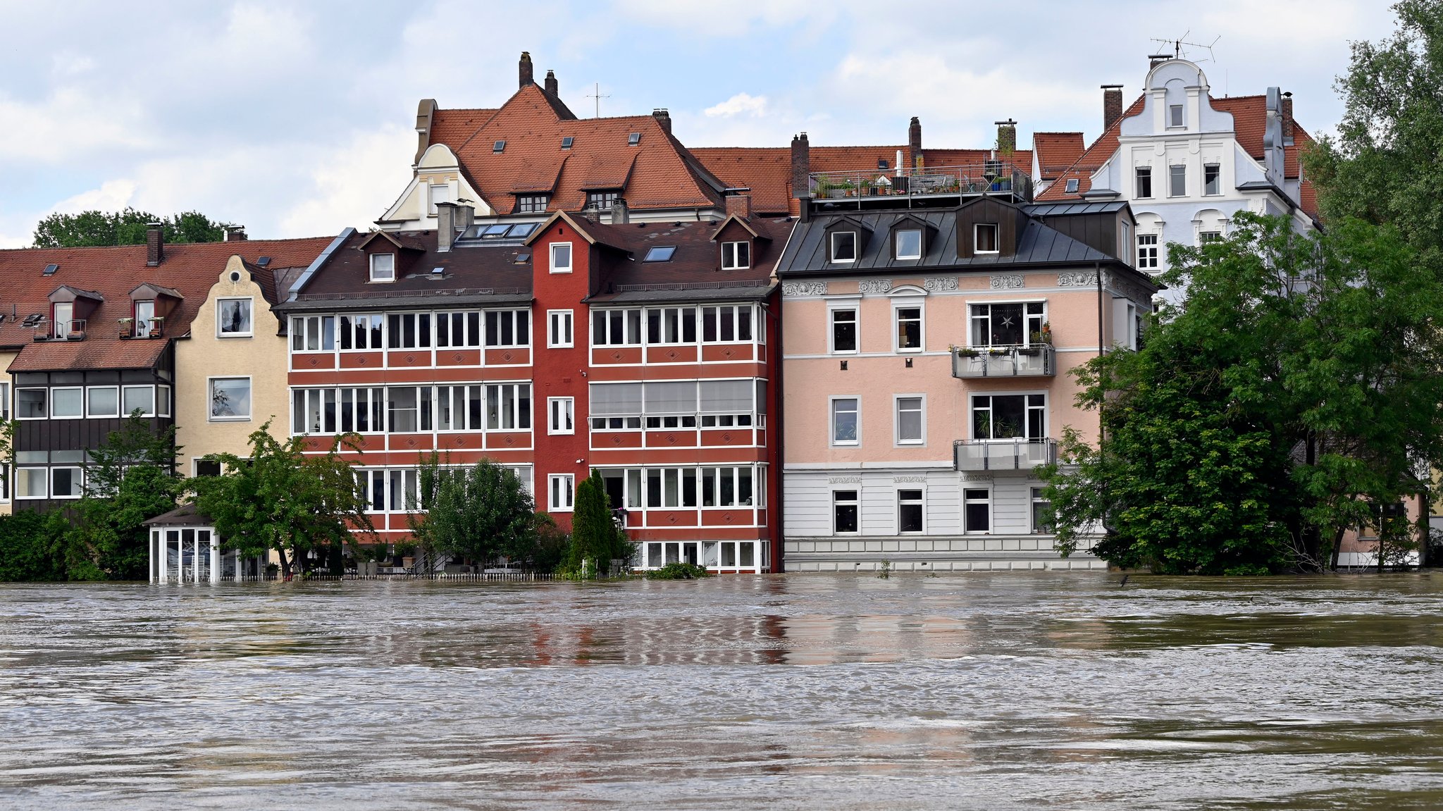 Aus den ostbayerischen Hochwasser-Gebieten kommen vorsichtige Signale der Entspannung. Doch immer noch gilt in einigen Kommunen die höchste Warnstufe 4 (Archivbild vom 04.06.) 