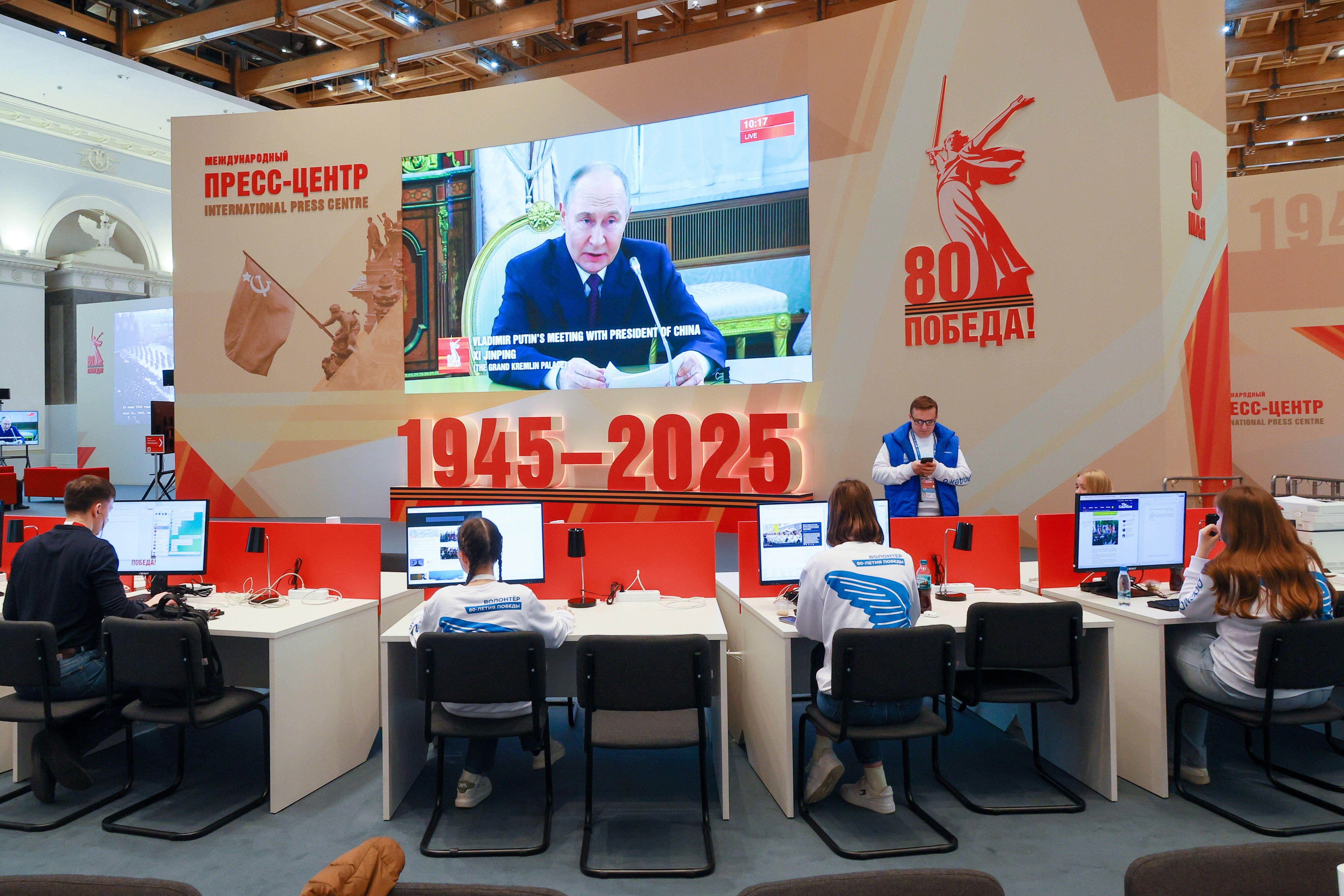 Putin ist auf einer Videowand zu sehen