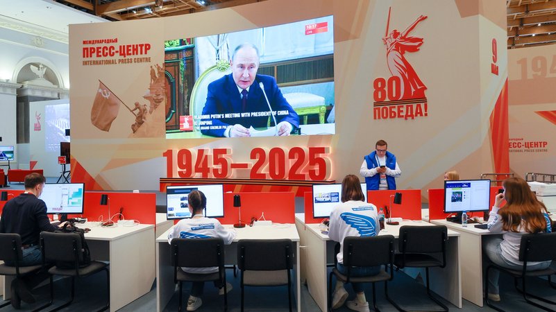 Putin ist auf einer Videowand zu sehen | Bild: Wladimir Smirnow/Picture Alliance Putin ist auf einer Videowand zu sehen