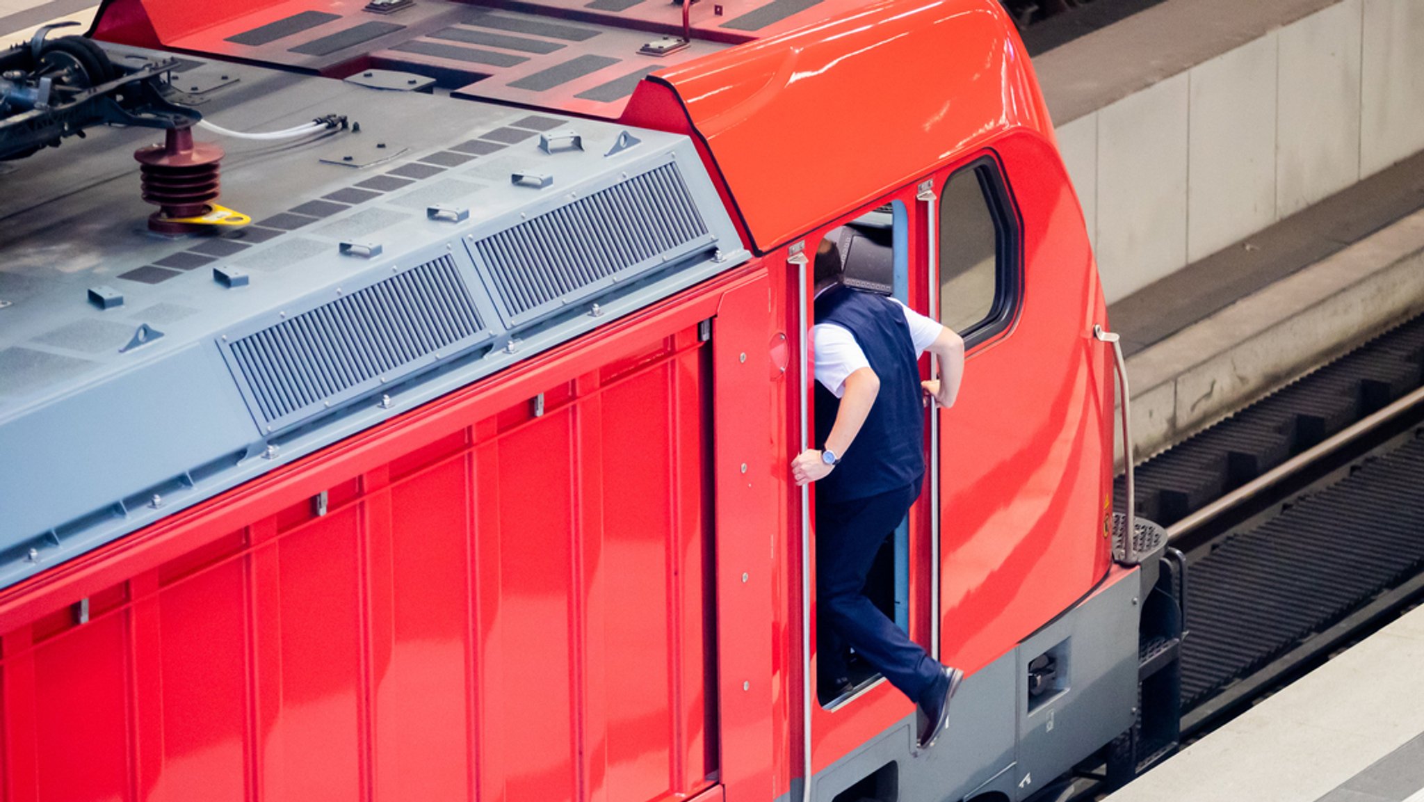 Archivbild: Ein Lokführer steigt am Berliner Hauptbahnhof in seinen Führerstand. 