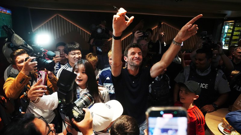 Thomas Müller im Pub am Flughafen | Bild: picture alliance / ASSOCIATED PRESS | Darryl Dyck Thomas Müller im Pub am Flughafen