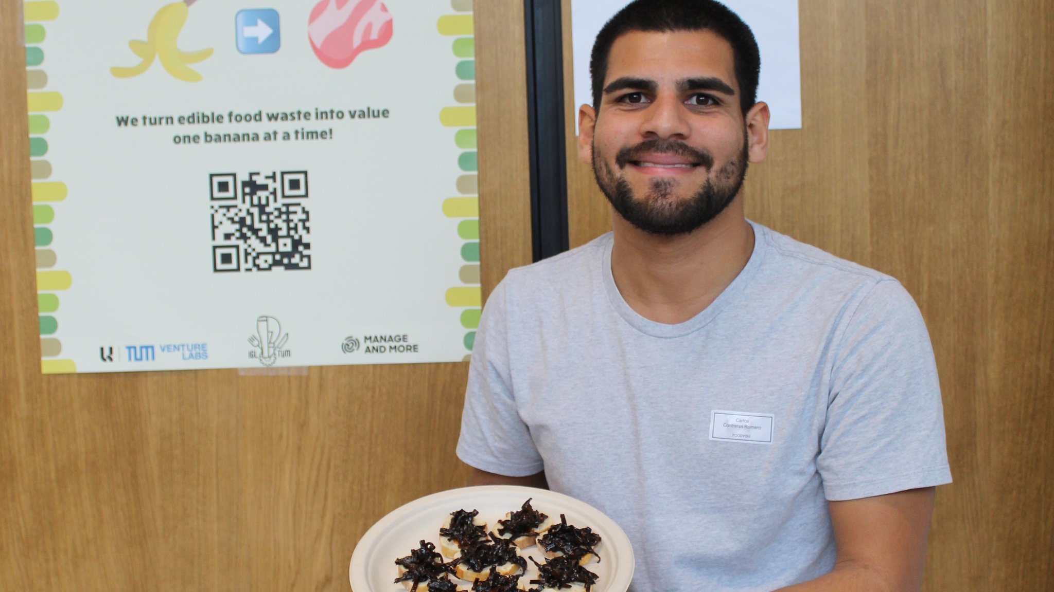 Carlos Contreras Romero stellt seine Pulled Bananas vor.