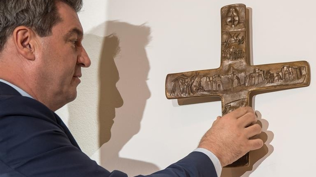 Ministerpräsident Markus Söder hängt in der Staatskanzlei ein Kreuz auf