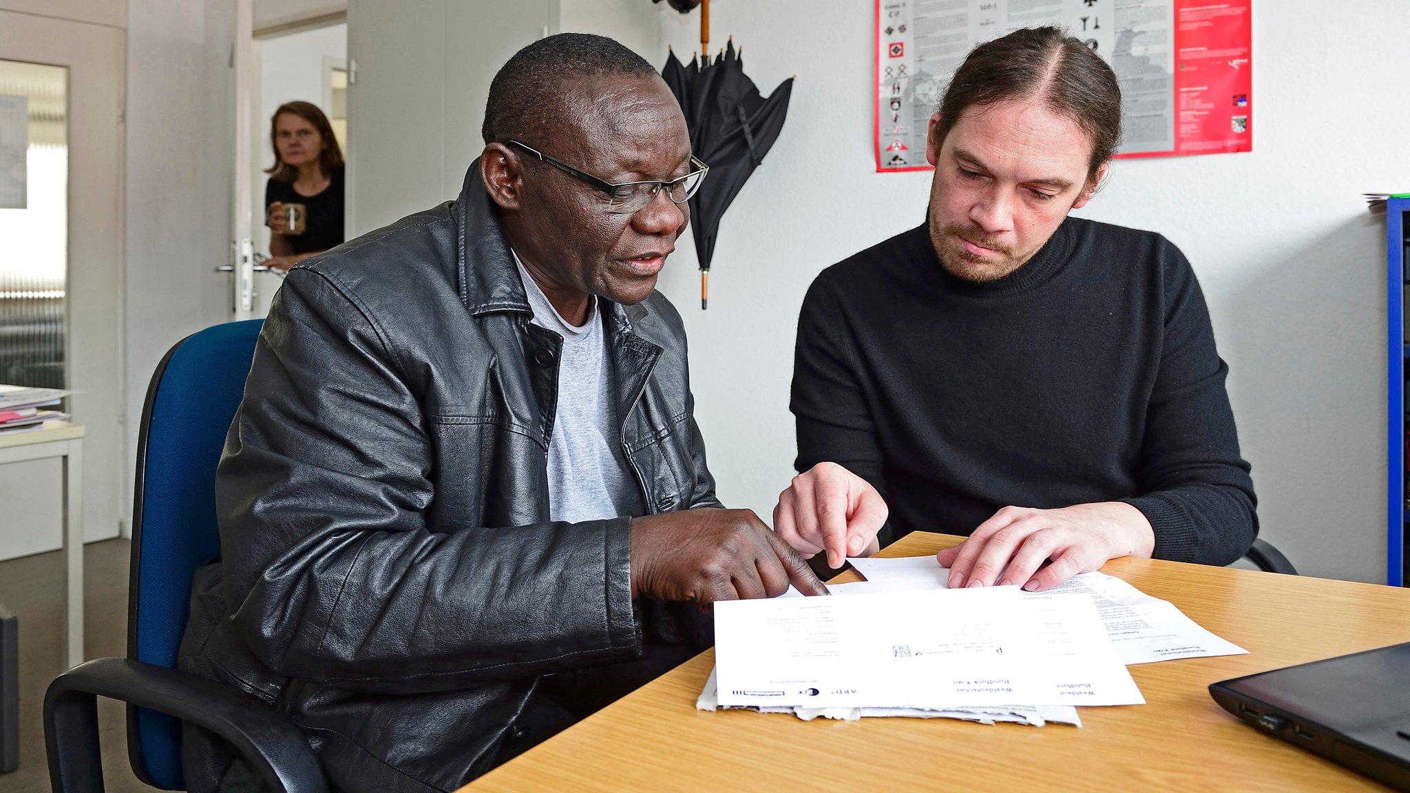 Asylberatung für einen Flüchtling aus Liberia. | Bild: picture alliance / Caro | Lueger Asylberatung für einen Flüchtling aus Liberia.