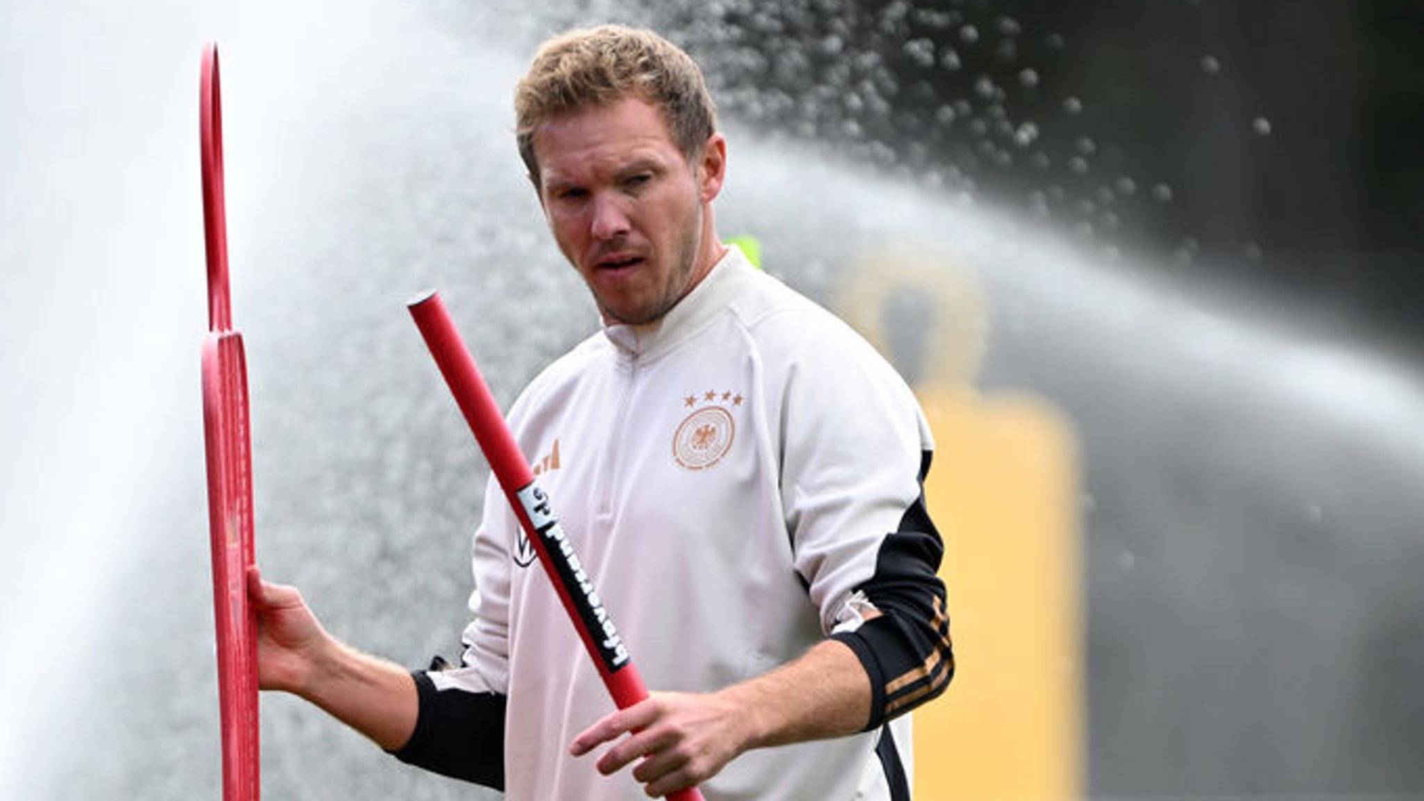 10.10.2023, USA, Foxborough: Fußball: Nationalmannschaft, Deutschland, US-Länderspielreise, Training. Bundestrainer Julian Nagelsmann geht mit Trainingsutensilien über den Platz. Foto: Federico Gambarini/dpa +++ dpa-Bildfunk +++