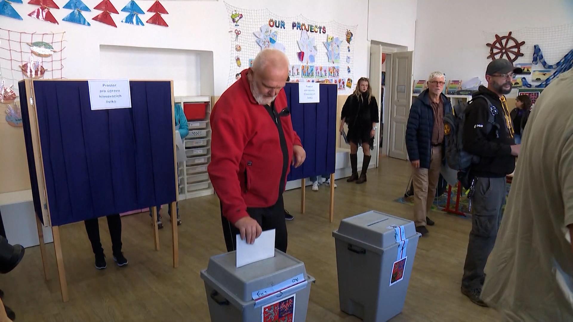 Ein Mann wirft seinen Stimmzettel für die Parlamentswahl in Tschechien in eine Wahlurne.