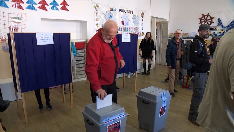 Ein Mann wirft seinen Stimmzettel für die Parlamentswahl in Tschechien in eine Wahlurne. | Bild: BR Ein Mann wirft seinen Stimmzettel für die Parlamentswahl in Tschechien in eine Wahlurne.