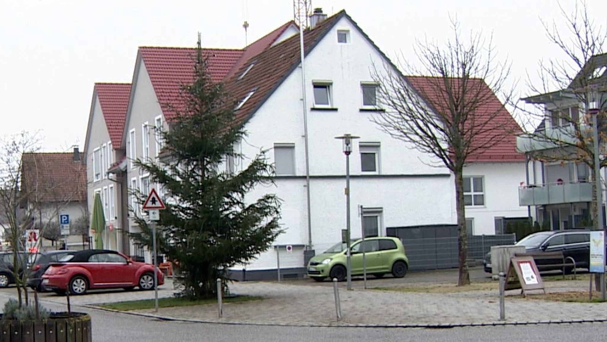 Der viele kritisierte Christbaum in Burlafingen