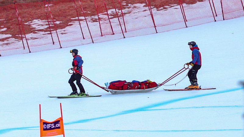Skirennläuferin Nina Ortlieb wird nach einem Sturz bei bei der Abfahrt in Garmisch-Partenkirchen abtransportiert | Bild: IMAGO/GEPA Pictures Skirennläuferin Nina Ortlieb wird nach einem Sturz bei bei der Abfahrt in Garmisch-Partenkirchen abtransportiert