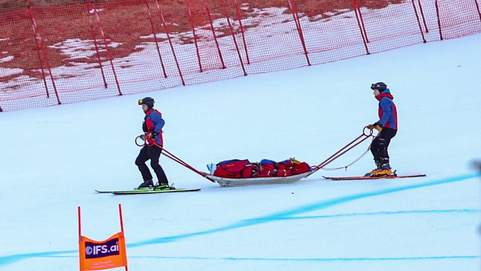 Skirennläuferin Nina Ortlieb wird nach einem Sturz bei bei der Abfahrt in Garmisch-Partenkirchen abtransportiert